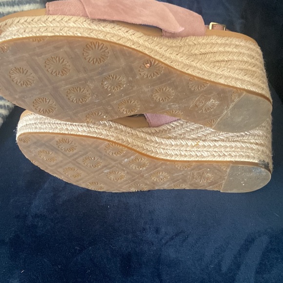 UGG wedge sandal. Beautiful mauve pink/subtle lavender . Excellent condition - Picture 7 of 8